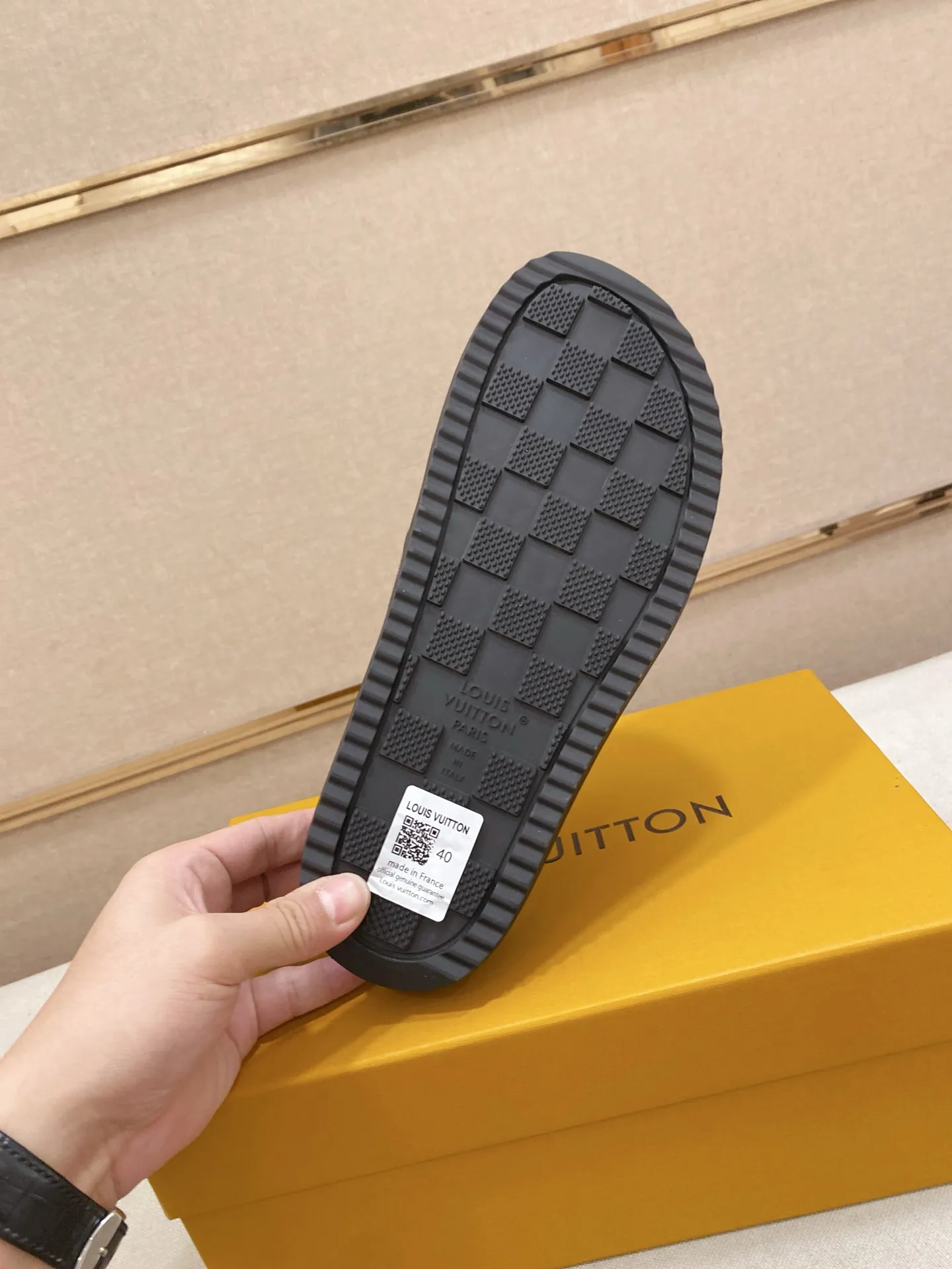Men's shoes💰: 200💰38-45, LV Easy 2025 new men's casual sandals and slippers, made of suede cow leather, with Monogram pattern to highlight the trendy style. Adjustable straps illuminated with LV letters, while a resilient insole and micro outsole provide lightweight comfort. Made of suede cow leather with embossed Monogram pattern and brand element metal hardware✅Adjustable straps➕Tough insole‼ ️Micro outsole. Comfortable and easy to wear‼ ️